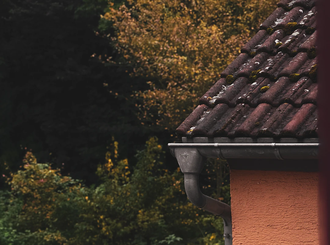 Dachrinne an einem Wohnhaus im Herbst