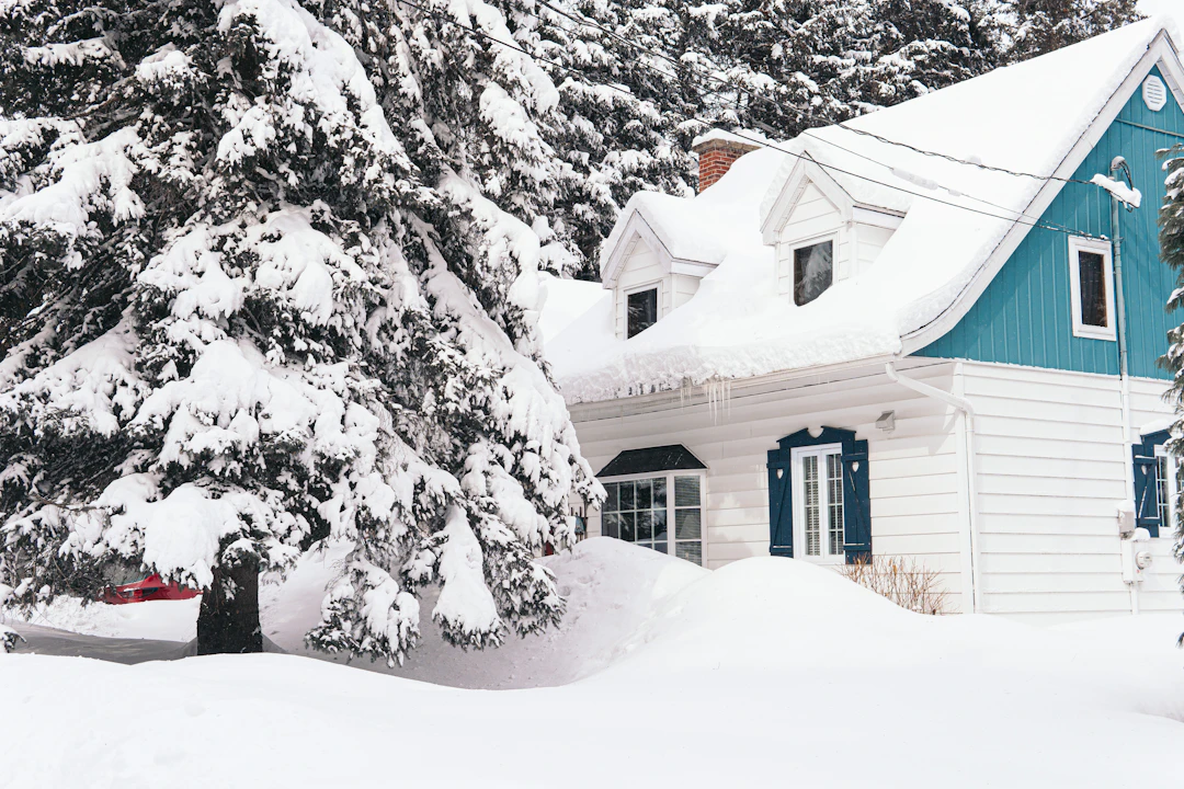 Haus und Außenbereich bei einer winterlichen Frostkontrolle