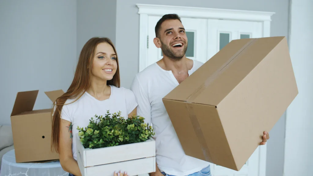 Umzugskartons und Möbel bei einem geplanten Wohnungswechsel