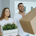 Umzugskartons und Möbel bei einem geplanten Wohnungswechsel