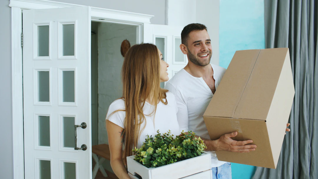 Vorbereiteter Möbeltransport mit Kartons in einer Wohnung