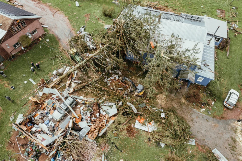 Wohnhaus nach starkem Wind mit sichtbaren Sturmfolgen