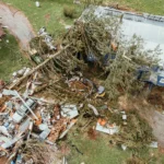 Wohnhaus nach starkem Wind mit sichtbaren Sturmfolgen