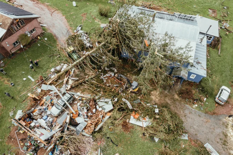 Wohnhaus nach starkem Wind mit sichtbaren Sturmfolgen