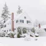 Wohnhaus im Winter bei Frost und Schnee