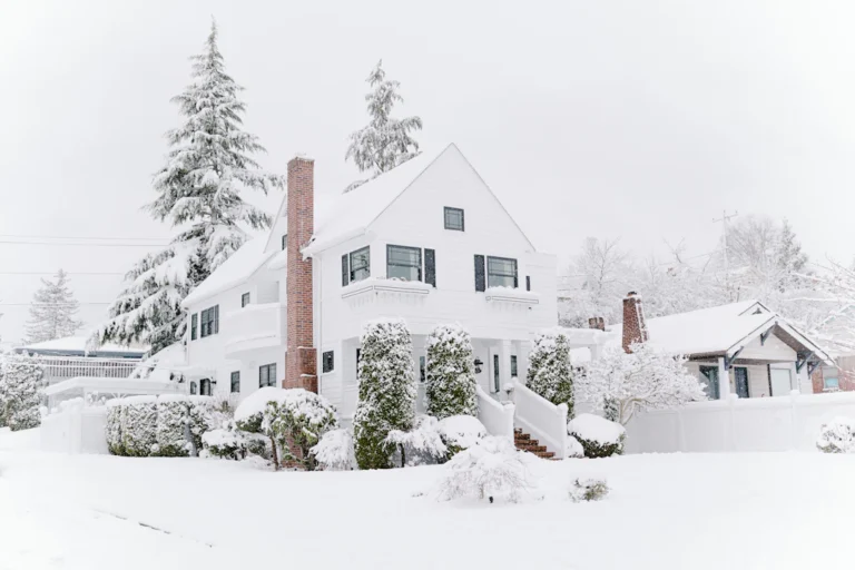 Wohnhaus im Winter bei Frost und Schnee