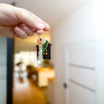 Schlüsselübergabe vor einem Handwerkertermin an einer Immobilie
