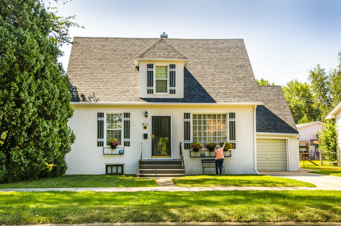 Wohnhaus mit Garten und Eingangsbereich als Teil der Hauskontrolle vor dem Urlaub