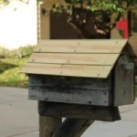 Wohnhaus mit Briefkasten als Motiv für Hauskontrolle bei Abwesenheit