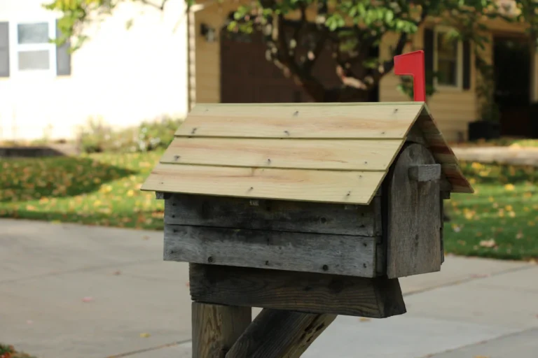 Wohnhaus mit Briefkasten als Motiv für Hauskontrolle bei Abwesenheit