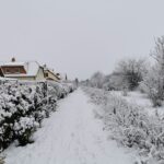 Verschneiter Gehweg vor Wohnhäusern als Beispiel für Winterdienst in Ottweiler