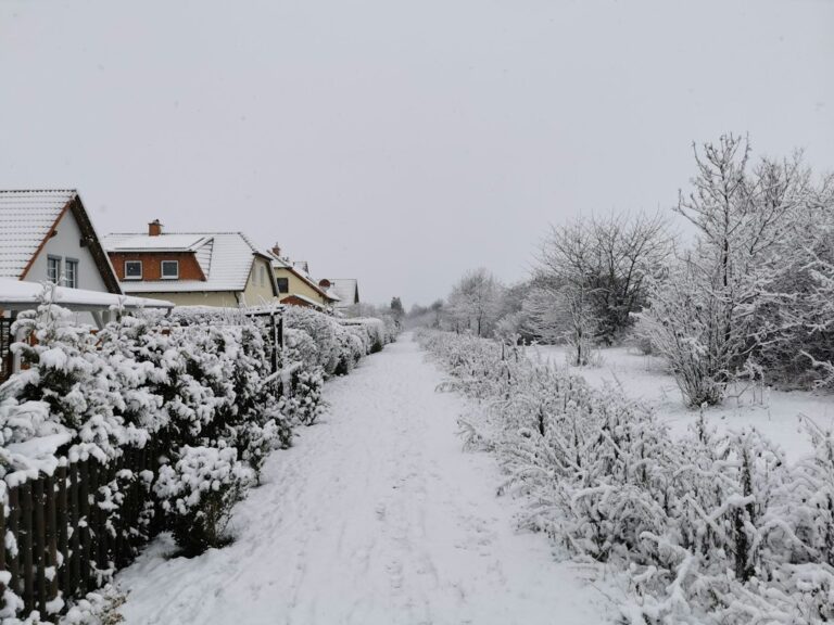 Verschneiter Gehweg vor Wohnhäusern als Beispiel für Winterdienst in Ottweiler